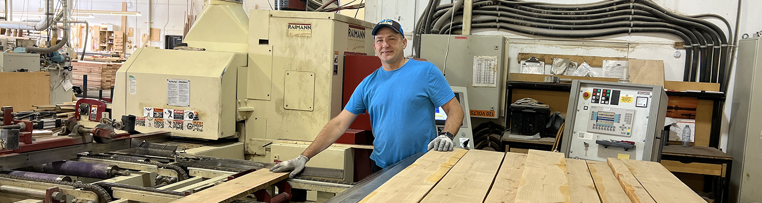 Image of shop worker in the Winkler Elias Woodwork production facility